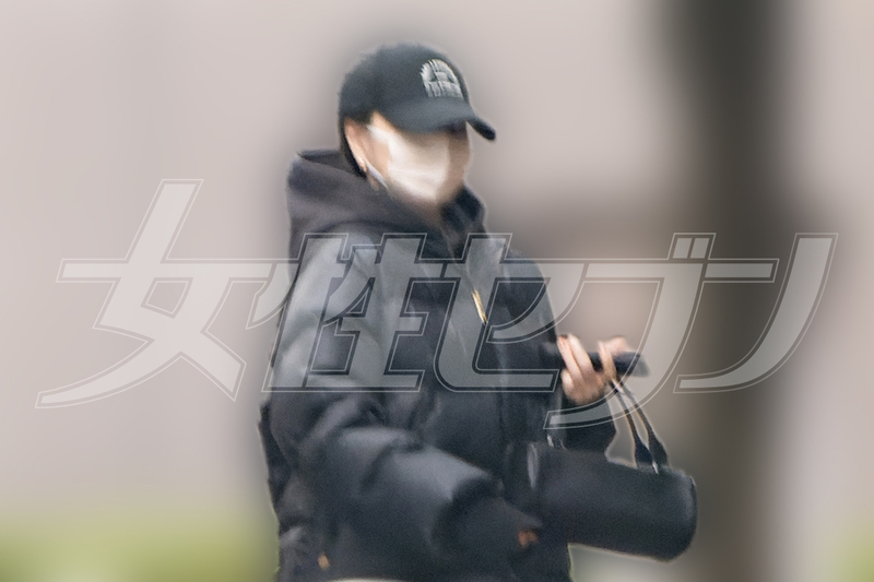帽子とマスクで顔を隠す白石（2025年1月）