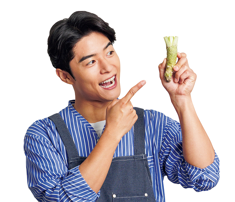 本わさびを持つ男性