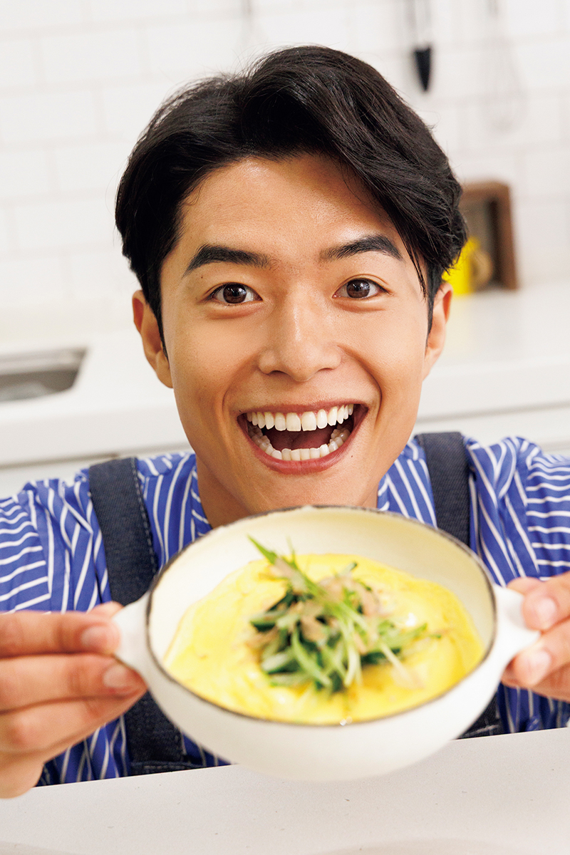 料理を差し出す男性