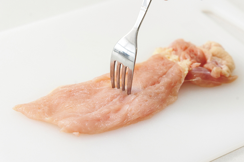 鶏胸肉の下処理はフォークで刺して繊維を断つ