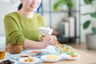 《「野菜から食べる」はもう古い!》専門家2人が伝授する “本当に正しい食べる順番” 「たんぱく…