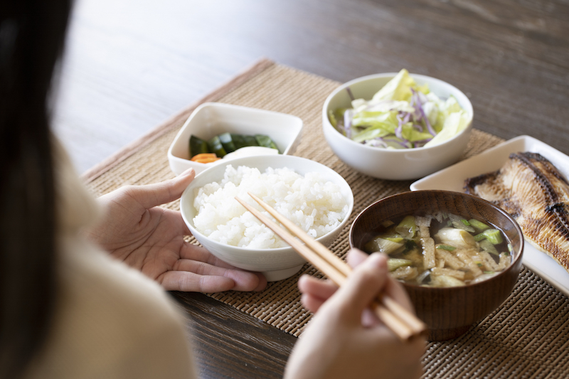 朝食を食べる若い女性の手元
