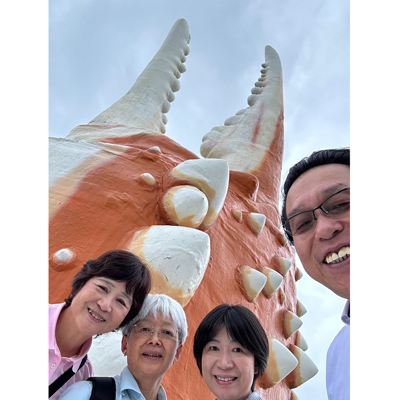 その仲間と休日に紋別のシンボル「カニの爪」オブジェ観光時のもの（写真提供：金子はなさん）