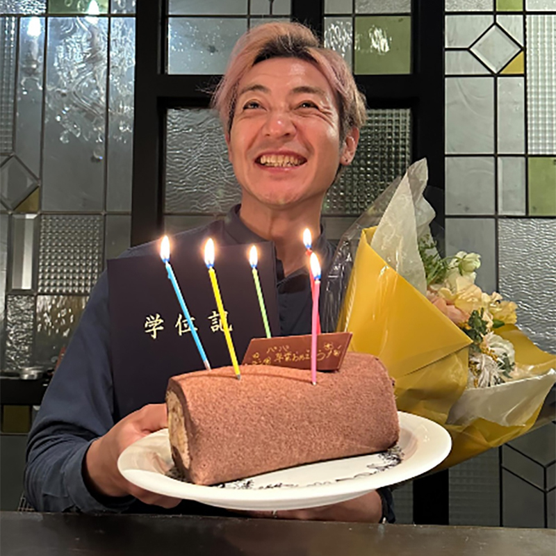 今春、大学を卒業し、家族に祝ってもらうと「家族の応援のおかげです」と涙を見せた