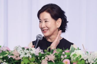 《映画のモデルになった登山家が着用していたものを譲り受け…》吉永小百合、80才の初ピアス姿を披…