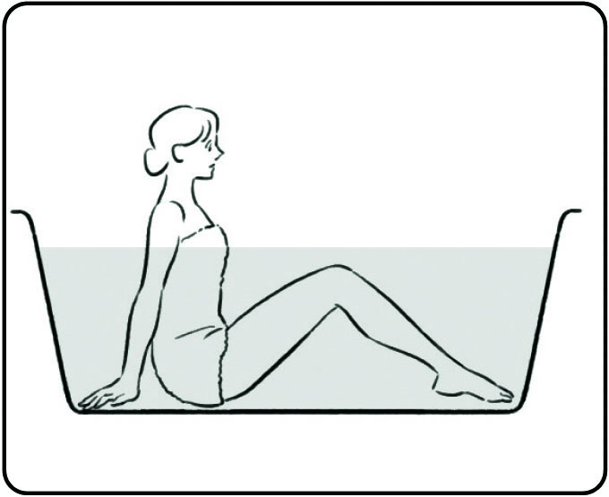 手は浴槽の底に。ひざを立てて座る（イラスト／ico.）