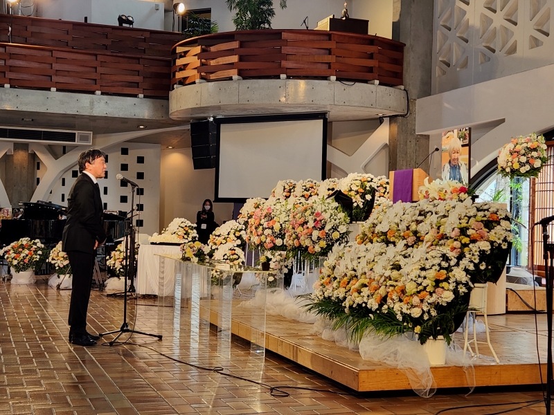 ３月に行われたお別れ会で山田監督との思い出を述べる渡辺（提供／現代ぷろだくしょん）