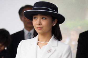 佳子さま、ブラジル訪問のファッションが話題　“紺に白いラインが入った帽子”は眞子さん着用のものと“ほぼ同じ”デザイン、アクセサリーもお揃いか