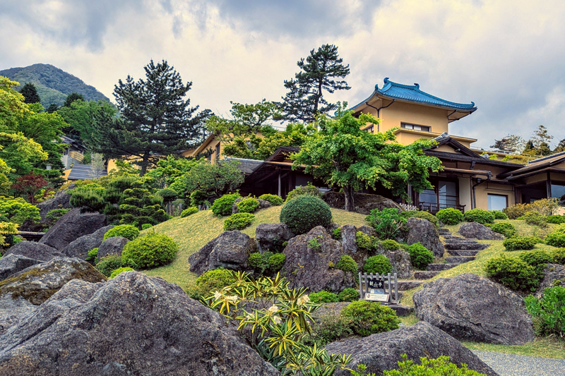 迫力ある石楽園から箱根美術館本館を望む。本館を含み６つの登録有形文化財がある