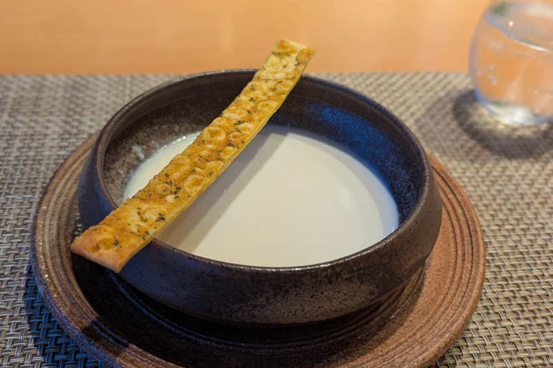 カリフラワーのスープには、カレー風味のクルトンが添えられエスニックとのコラボも楽しめる
