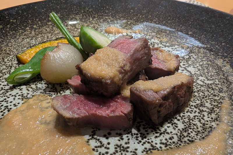 メインのお肉は国産の牛フィレ肉。玉ねぎと御殿場の天野醤油を使った和風ソースが美味