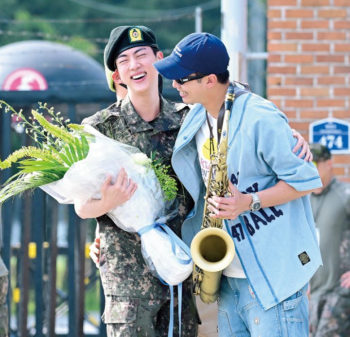 花束を手に笑顔のJIN（左）とRM（右）（写真／アフロ）