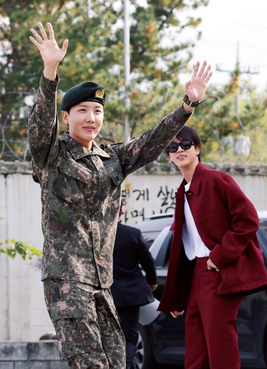 J-HOPE（左）と先に兵役を終えていたJIN（右）（写真／アフロ）