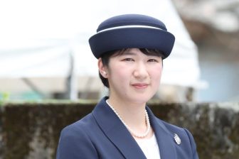 《「へちま襟」をお召しになって》愛子さまフォーマルな装いは雅子さまがお好みのもの「戦後80年」犠牲者への祈り