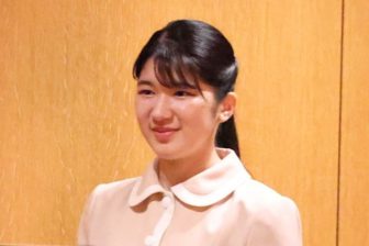《レアなメガネ姿をご披露》愛子さま「身体を揺らして…」“オフモード”のコンサートから激変の「陛下とのリンクコーデ」