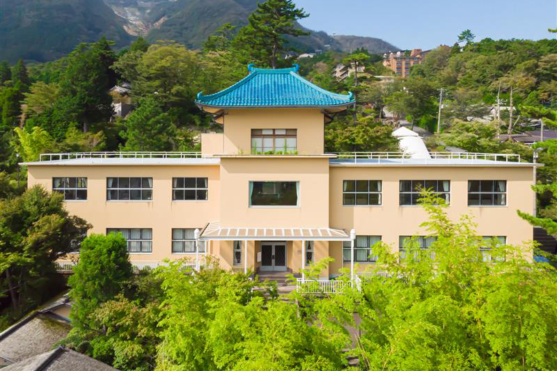 昭和27年完成で中国風の青瓦を用いた特徴的な箱根美術館本館（登録有形文化財）