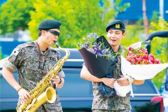 《BTS復活へ》“除隊直後なのにビジュがよすぎ”VとRMが兵役…