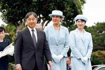 《天皇ご一家が戦後80年の沖縄ご訪問〉》雅子さまと愛子さま、“母娘おそろいコーデ” ライトブルーのスーツや“かりゆし”なども