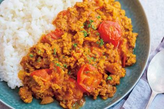 《旨みを引き出すトマトのレシピ7つ》簡単ドライカレーや作りおきマリネ、和風料理とも相性抜群