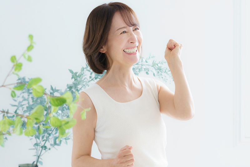 ガッツポーズをする女性