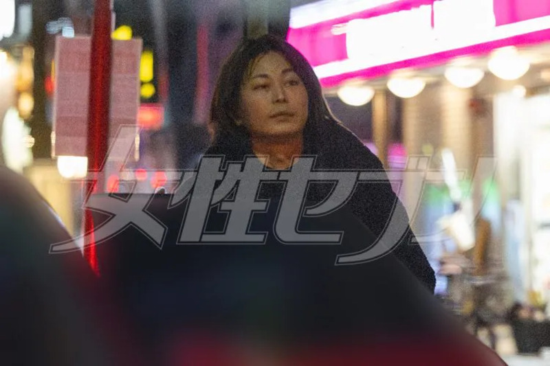 荷物を持ち車から降りる（2025年2月）