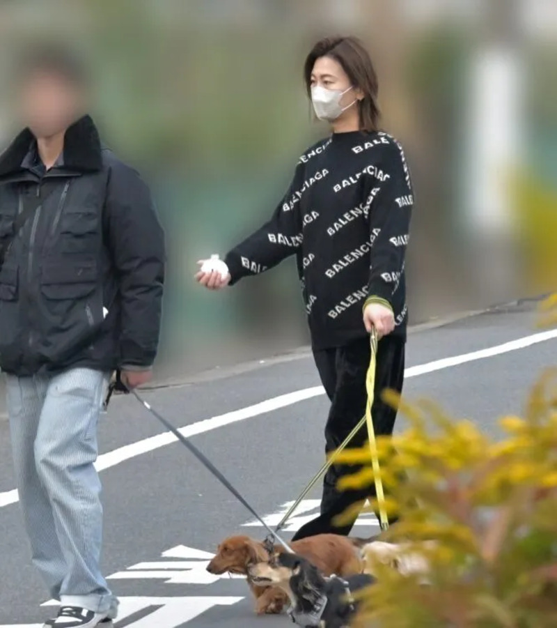 愛犬を連れて散歩へ（2023年12月）