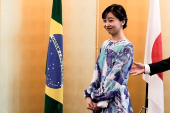 《乗客に寝顔を撮られて》佳子さま「ブラジル訪問でまさかのエコノミー移動」ファッションとともに注目の日々