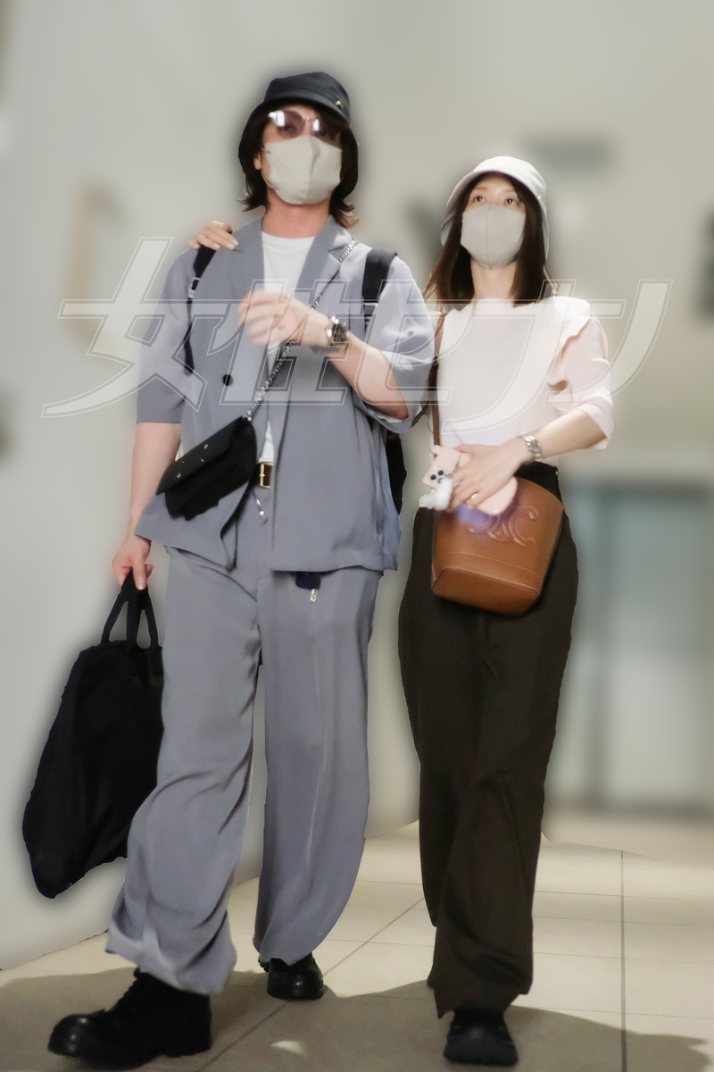 すがちゃんの肩に手をおく柏木（2025年5月）
