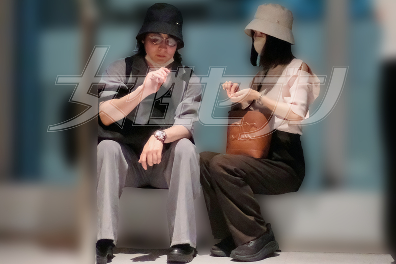 喫煙所でタバコを吸う、すがちゃん（2025年5月）