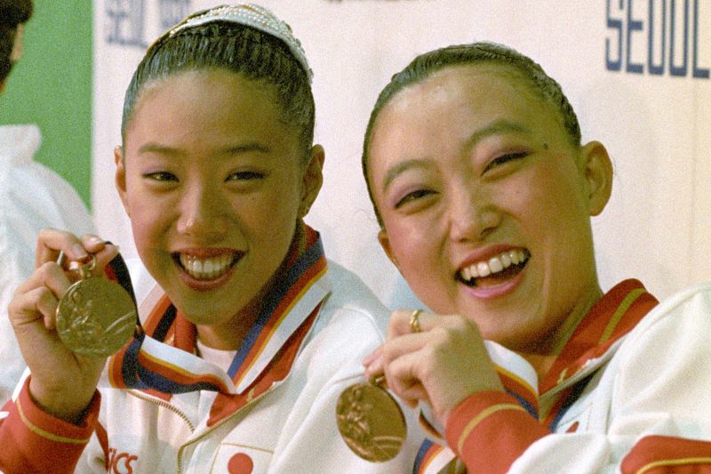 笑顔が次女とそっくりな小谷。左は田中京。（写真／共同通信）