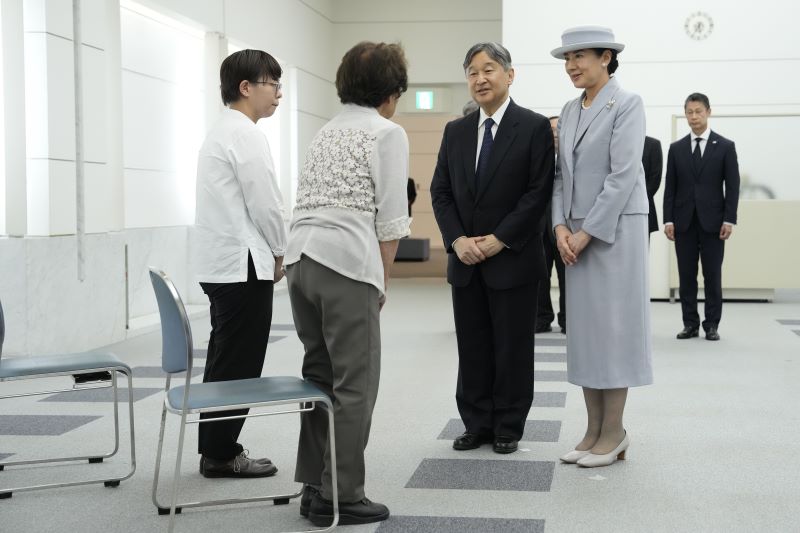 懇談の場ではフォーマルな装いに。（2025年6月、写真／JMPA）