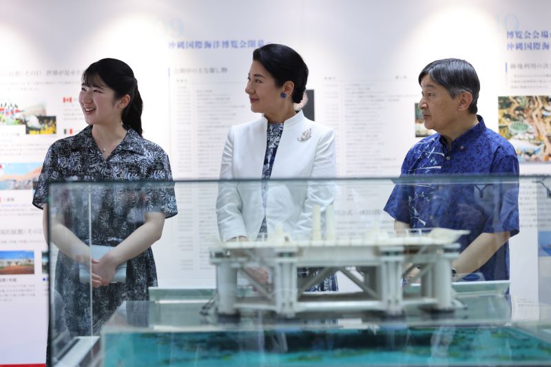 職員の方を向き、説明を聞かれる天皇ご一家。（写真／JMPA）
