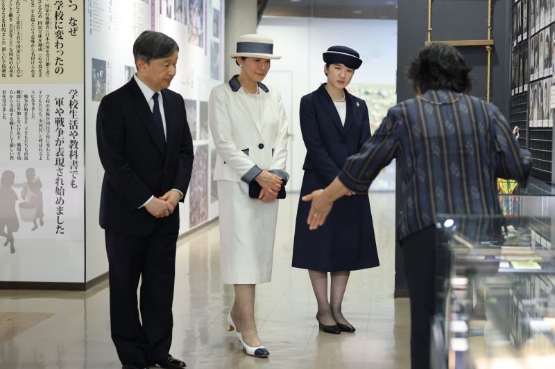 対馬丸記念館では犠牲になった子供たちに関する展示をご覧になった。（写真／JMPA）