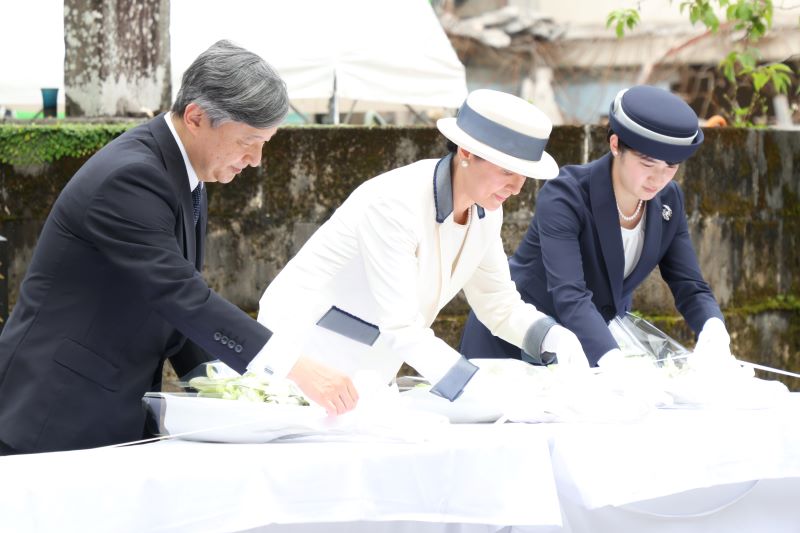 子桜の塔に献花された。（写真／JMPA）