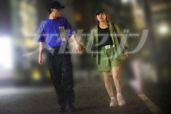《浅田真央とのトラブル報道2日前》村上佳菜子　ラブラブ夫と「かき氷店」で真剣相談《笑顔はじける手繋ぎショット》