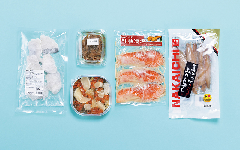 左から『真たら唐揚げ』『いか三升漬』『てっぺん宝箱』『鮭粕漬焼』『真ほっけみりん干し』（5000円）