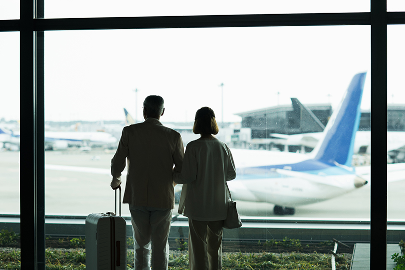 飛行機旅では、国内、海外ともにマイルや格安航空チケット、シニア割を利用すれば費用を大幅にカット！