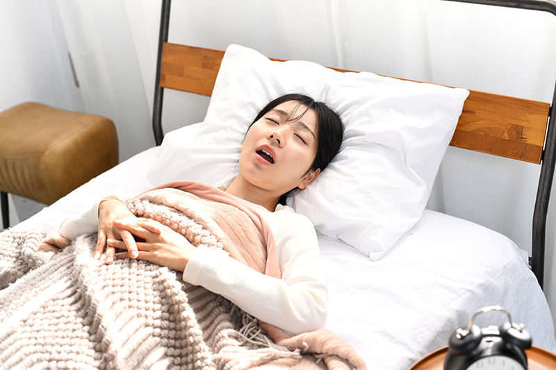 寝ている女性