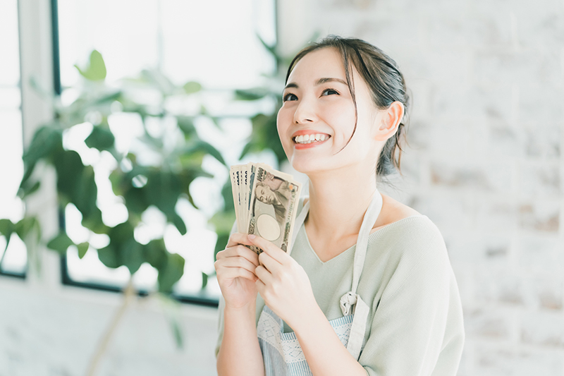 お金を持つ女性