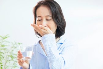 《高齢者のふらつき・転倒リスクを高める薬》降圧剤、かぜ薬、睡眠薬など…年齢を重ねることで薬の作用が過剰に現れやすくなることに注意、多剤併用の問題も