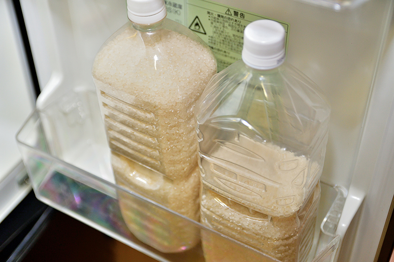米をおいしく保存するには、密閉容器や袋に入れて冷蔵し、1か月で食べ切ることが大切
