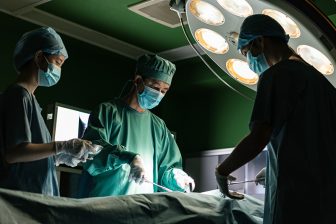 《死後の臓器提供はアメリカの約100分の1》海外に比べて臓器移植が少ない日本の医療現場 渡航し…