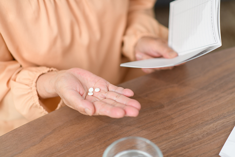 薬の量や組み合わせによって、副作用が強まり転倒しやすくなる（写真／PIXTA）