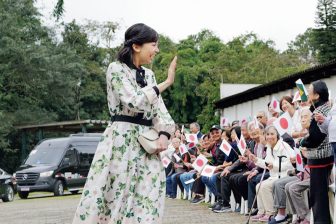 《“佳子さま売れ”現象で即完売も》お召しになったワンピースが売り上げ5倍に！アウターやアクセサリーにも注文が殺到