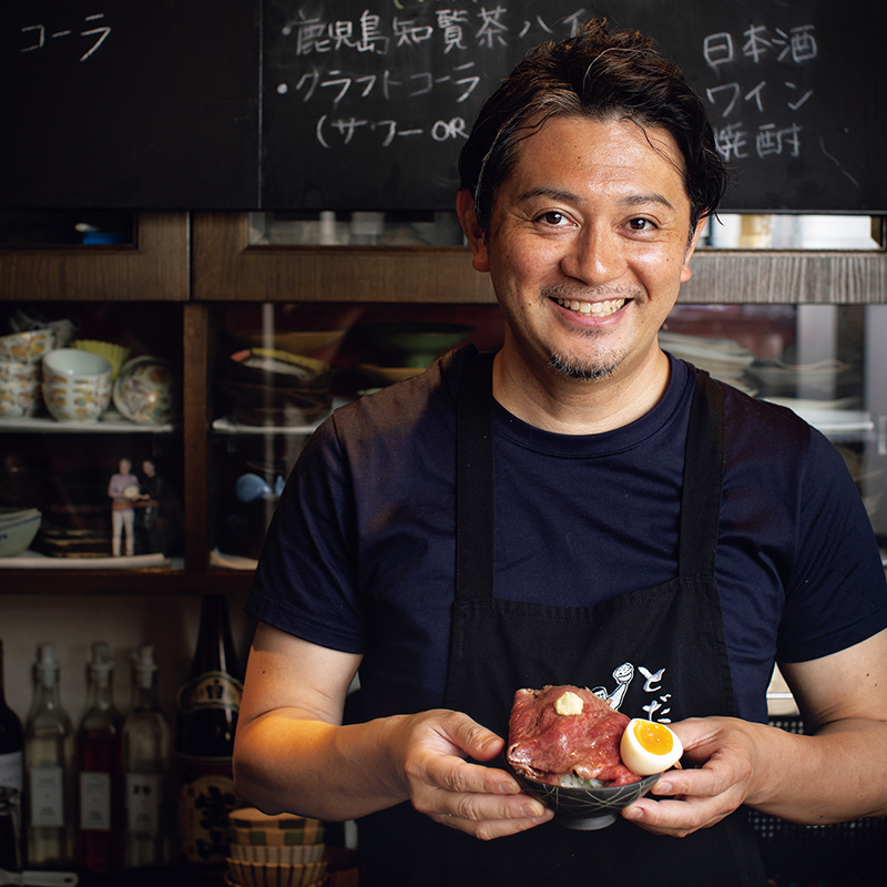 「肉ご飯」をもつ男性