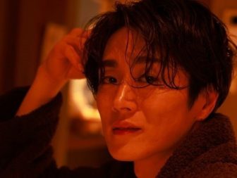 《オトナの関係を匂わせるシーンも》真田ナオキ(35)「衝撃写真集」撮影で身に沁みた“色気の漏れ…