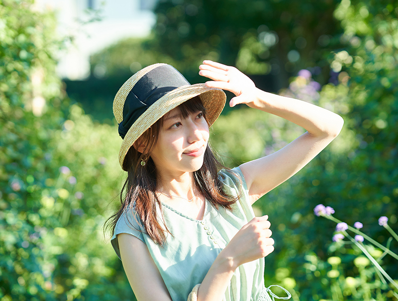 日差しに手をかざす女性