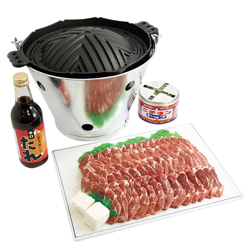 南部鉄器のジンギスカン鍋、ラム肩ロース肉1kg、オリジナルたれ、ジンギスカンバケツ、固形燃料（1万8000円）