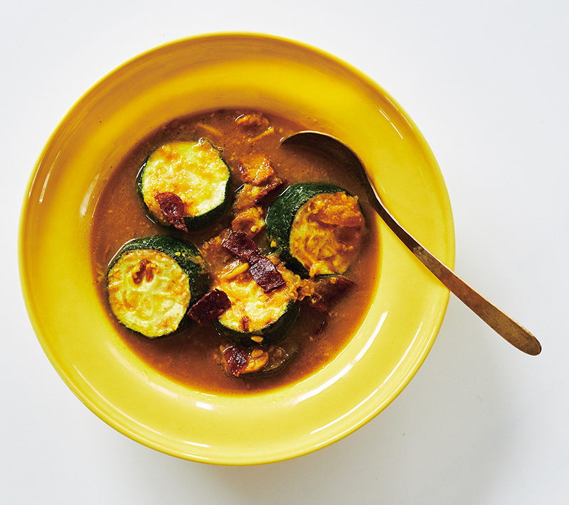 「ズッキーニとベーコンの塩麹カレースープ」