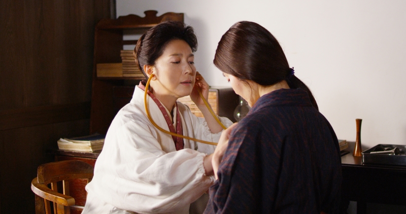 映画『一粒の麦 萩野吟子の生涯』で主演を務めた若村（提供／現代ぷろだくしょん）